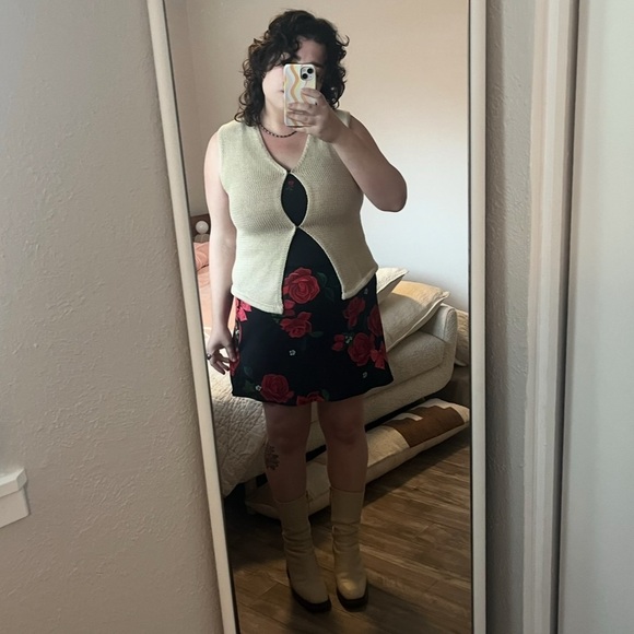 SOLD XL Lisa Says Gah mini skirt with rose and strawberry pattern - Picture 6 of 7